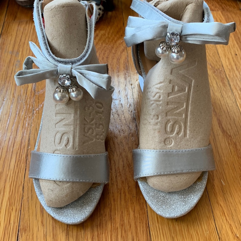 Badgley Mischka Silver Heels kids 13 discoloration inside; otherwise excellent